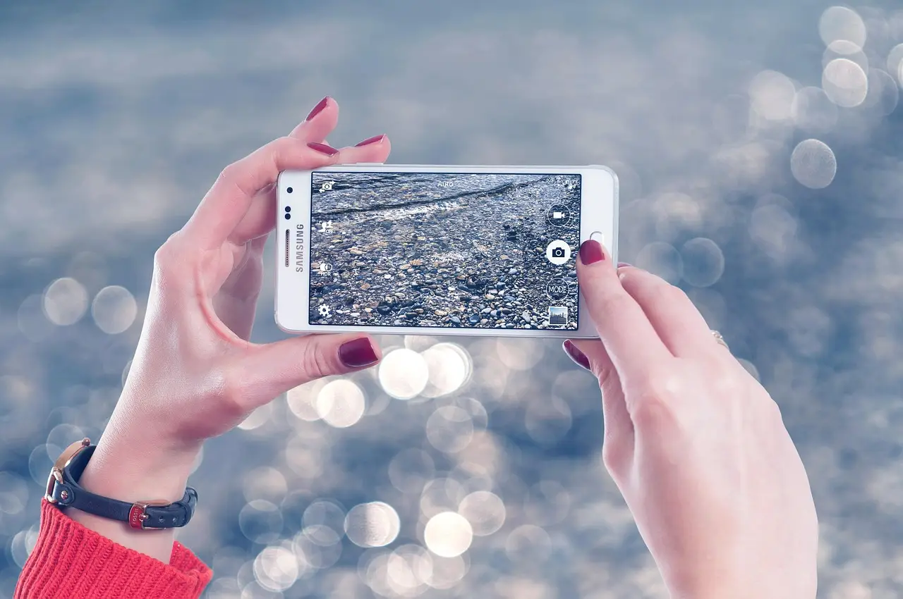 Femme utilisant un smartphone, illustration des réseaux sociaux dans la vente de lingerie portée