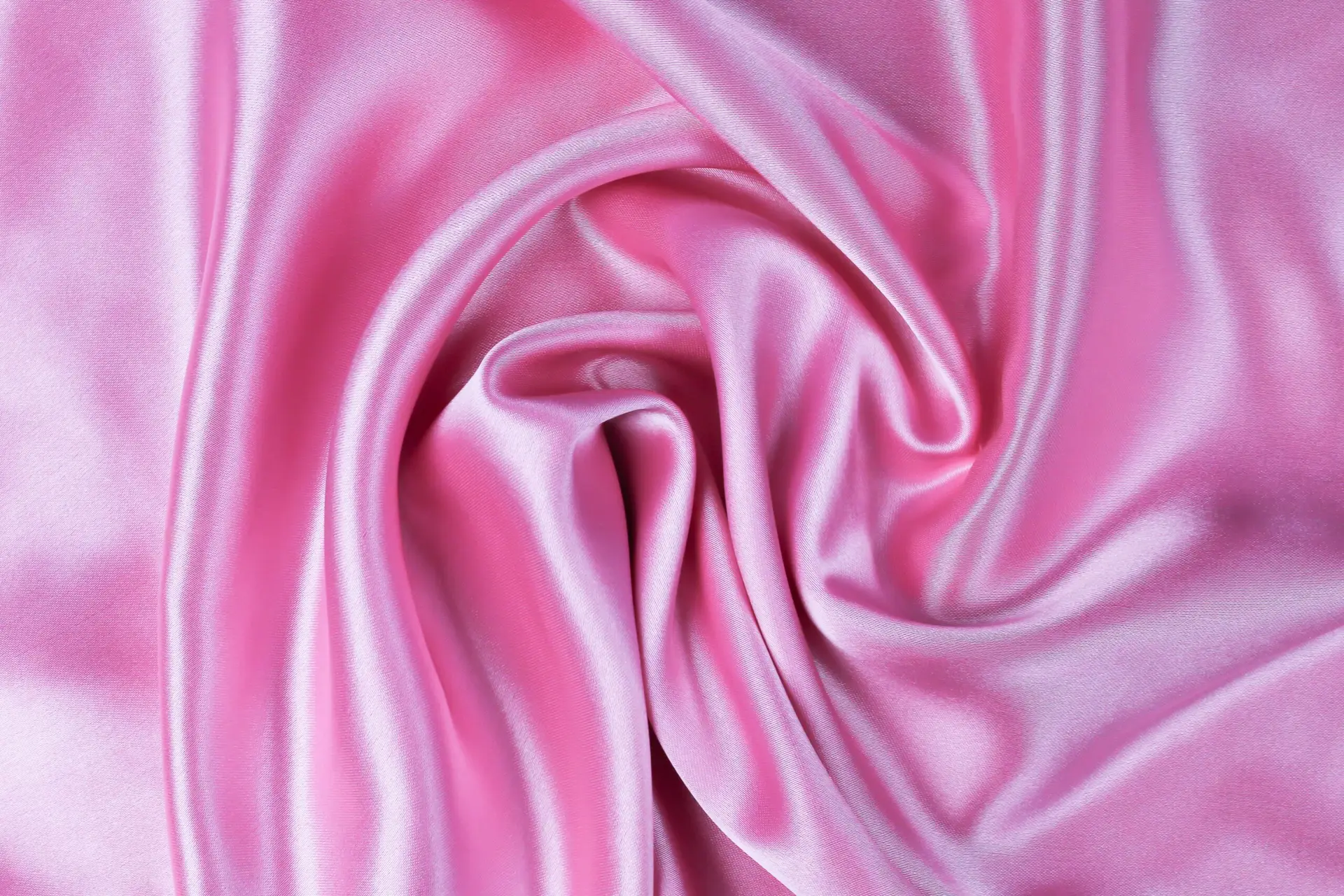Gros plan élégant sur un tissu satin rose, illustration du guide photo lingerie portée