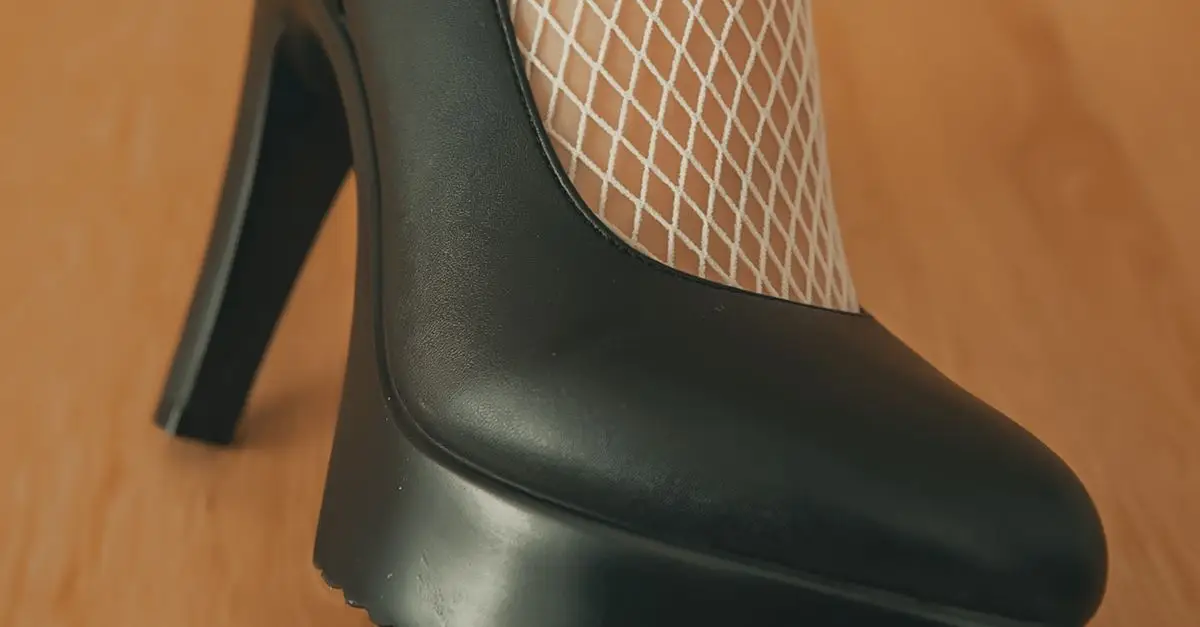 Talon haut et bas résille, photographie élégante et discrète illustrant le fétichisme des bas et collants